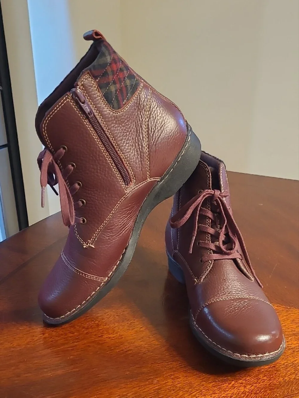 NWOB Burgundy Pebbled Leather Clarks Whistle Bea Ankle Boots Plaid Accents W 9.5